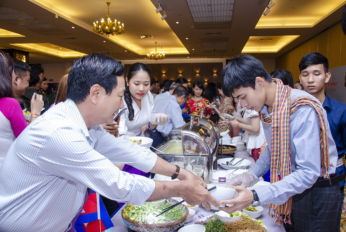 Các đại biểu thưởng thức các món ăn đặc trưng của đất nước Campuchia tại ngày hội.