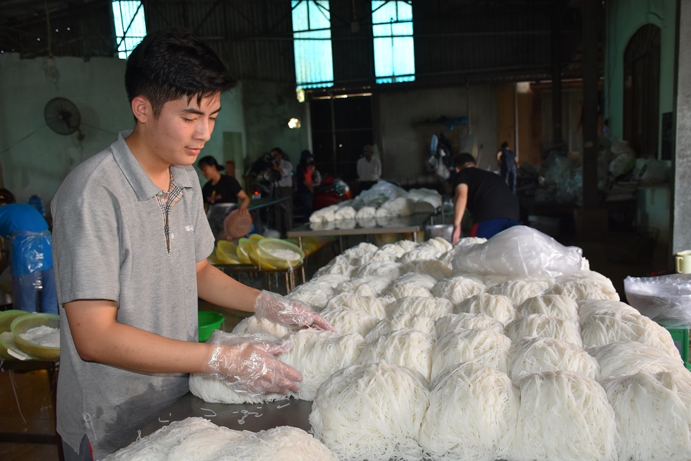 Nghề làm bún mang lại nguồn thu nhập ổn định cho bà con nơi đây.