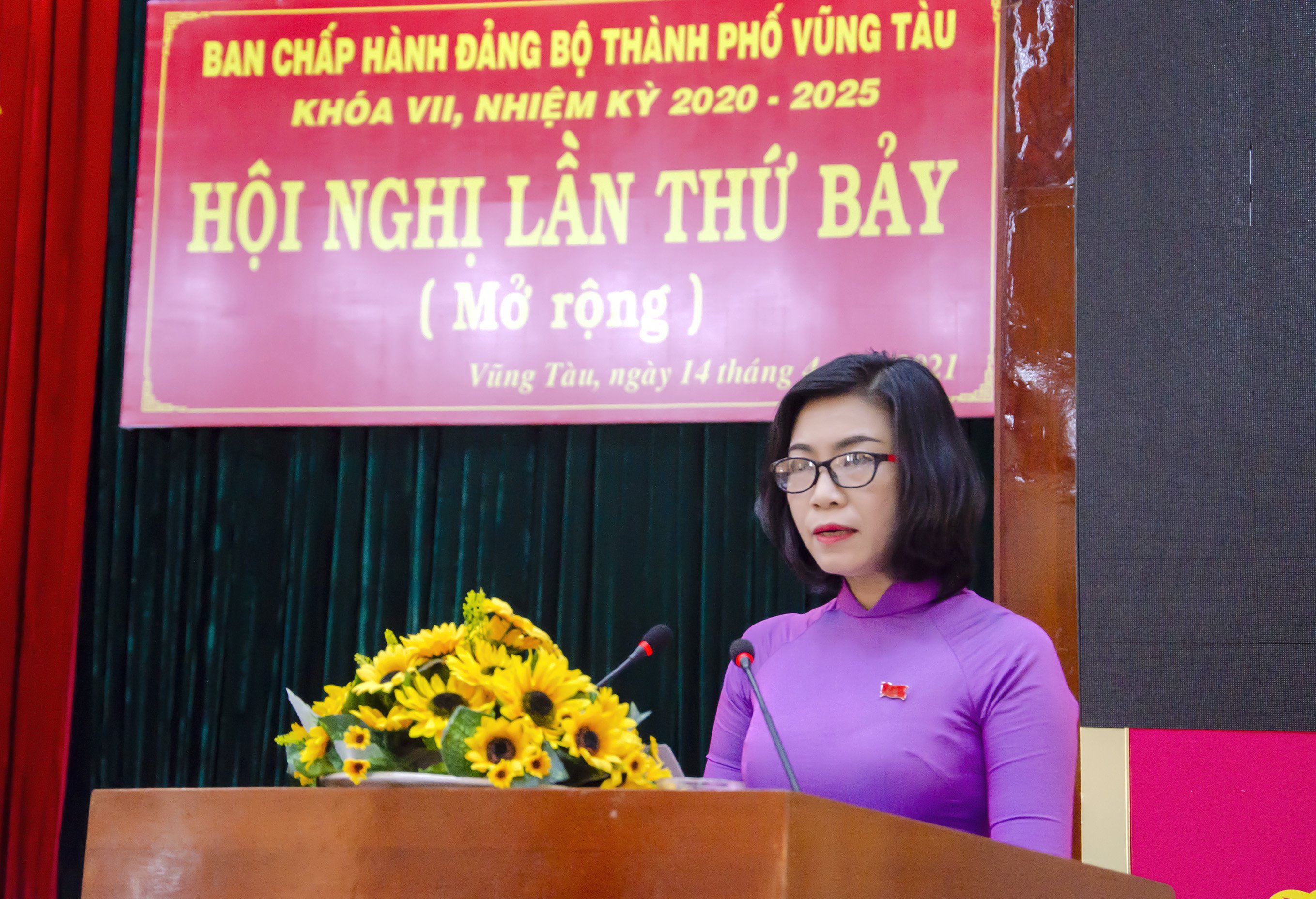Bà Lê Thị Thanh Bình, Phó Bí thư Thường trực Thành ủy Vũng Tàu báo cáo tình hình thực hiện công tác quý I/2021.