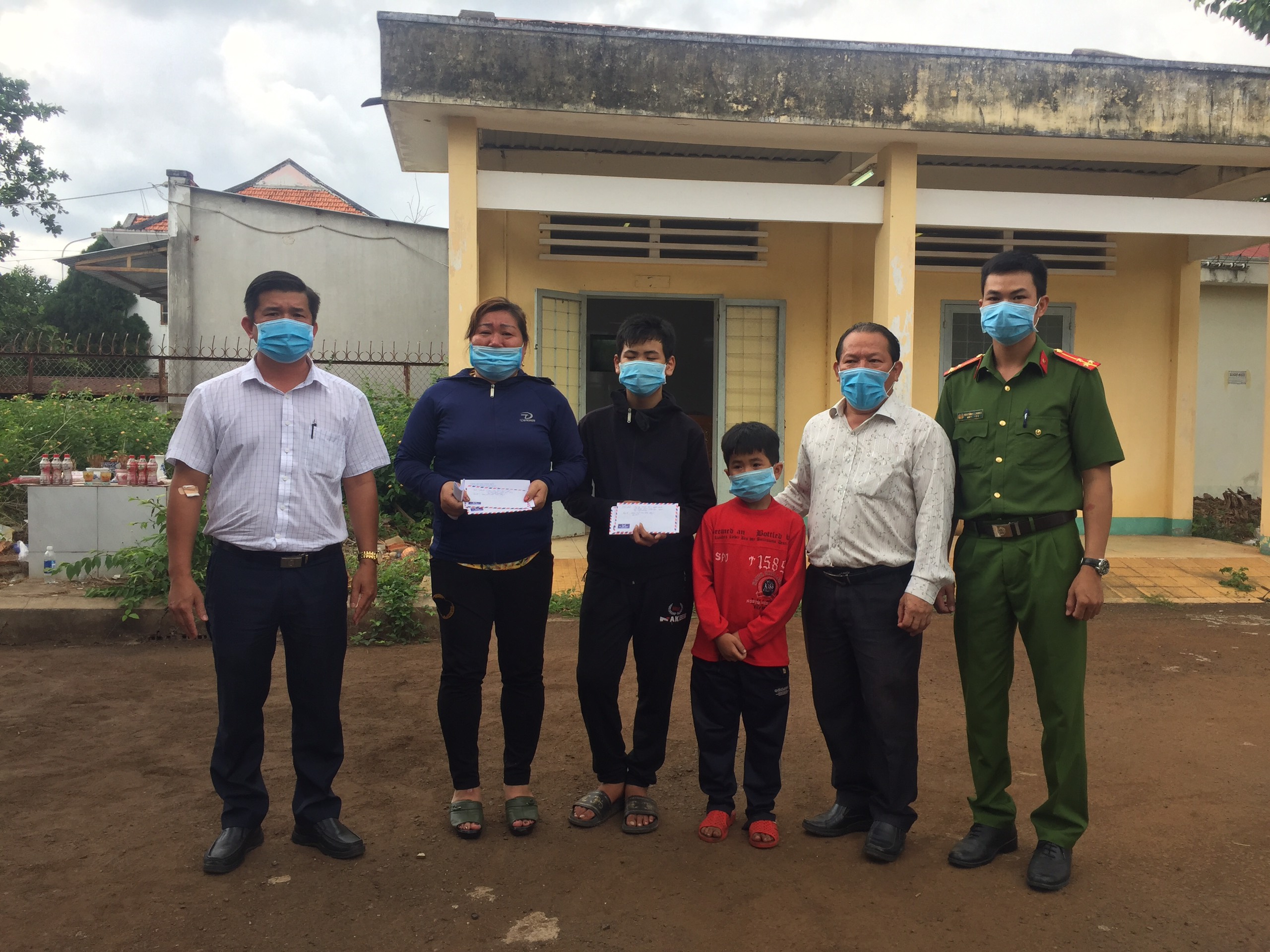 Lãnh đạo TT.Ngãi Giao, xã Kim Long và đại diện Công an TT.Ngãi Giao đến trao tiền hỗ trợ cho 2 gia đình nạn nhân