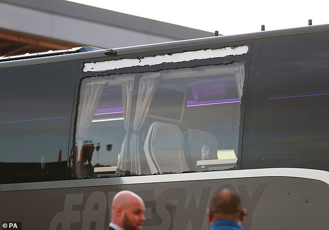 Xe bus chở toàn đội Real Madrid bị tấn công.