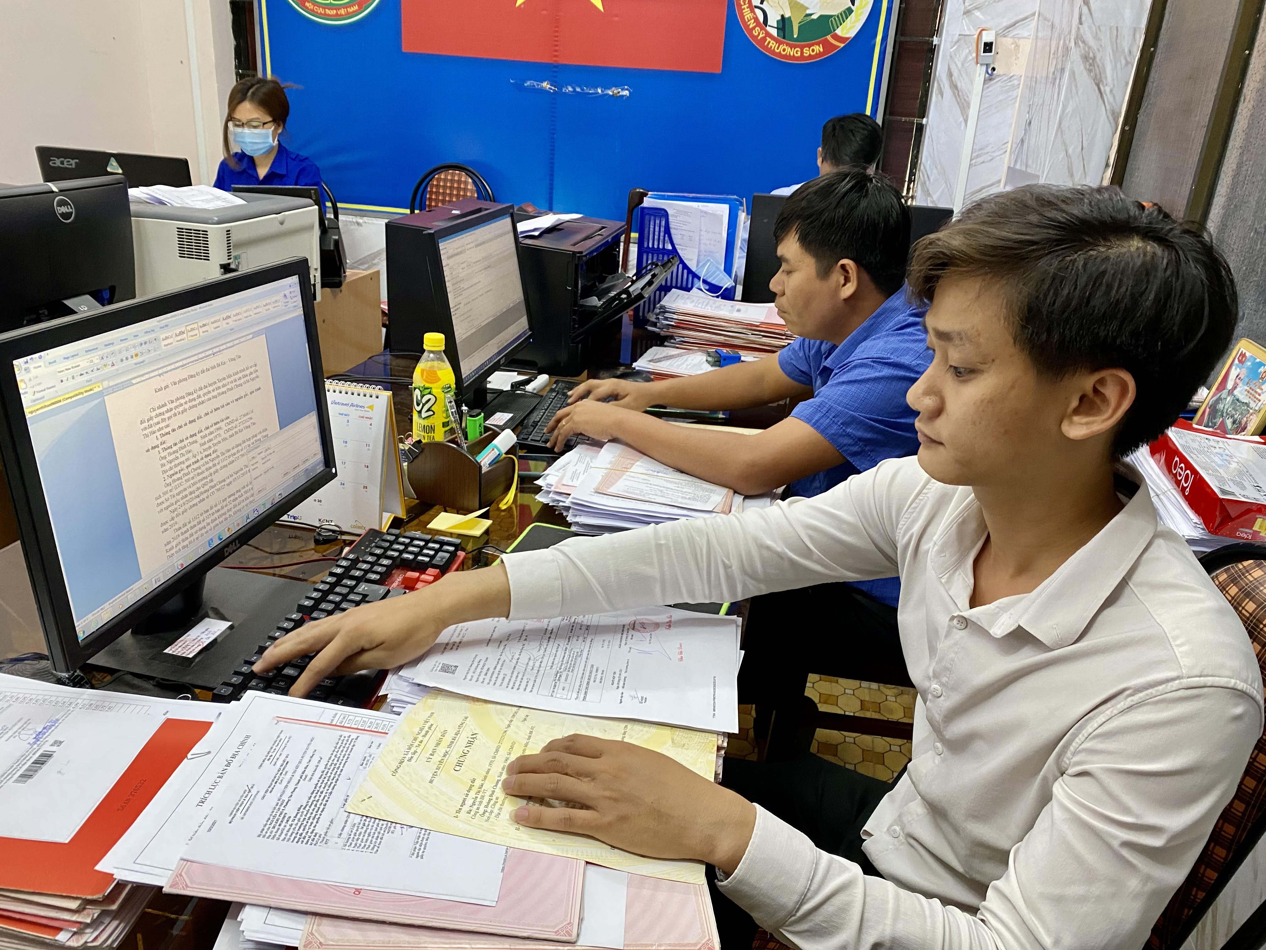 Nhân viên Văn phòng đăng ký đất đai chi nhánh huyện Xuyên Mộc xử lý hồ sơ đất chuyển nhượng trên địa bàn huyện.