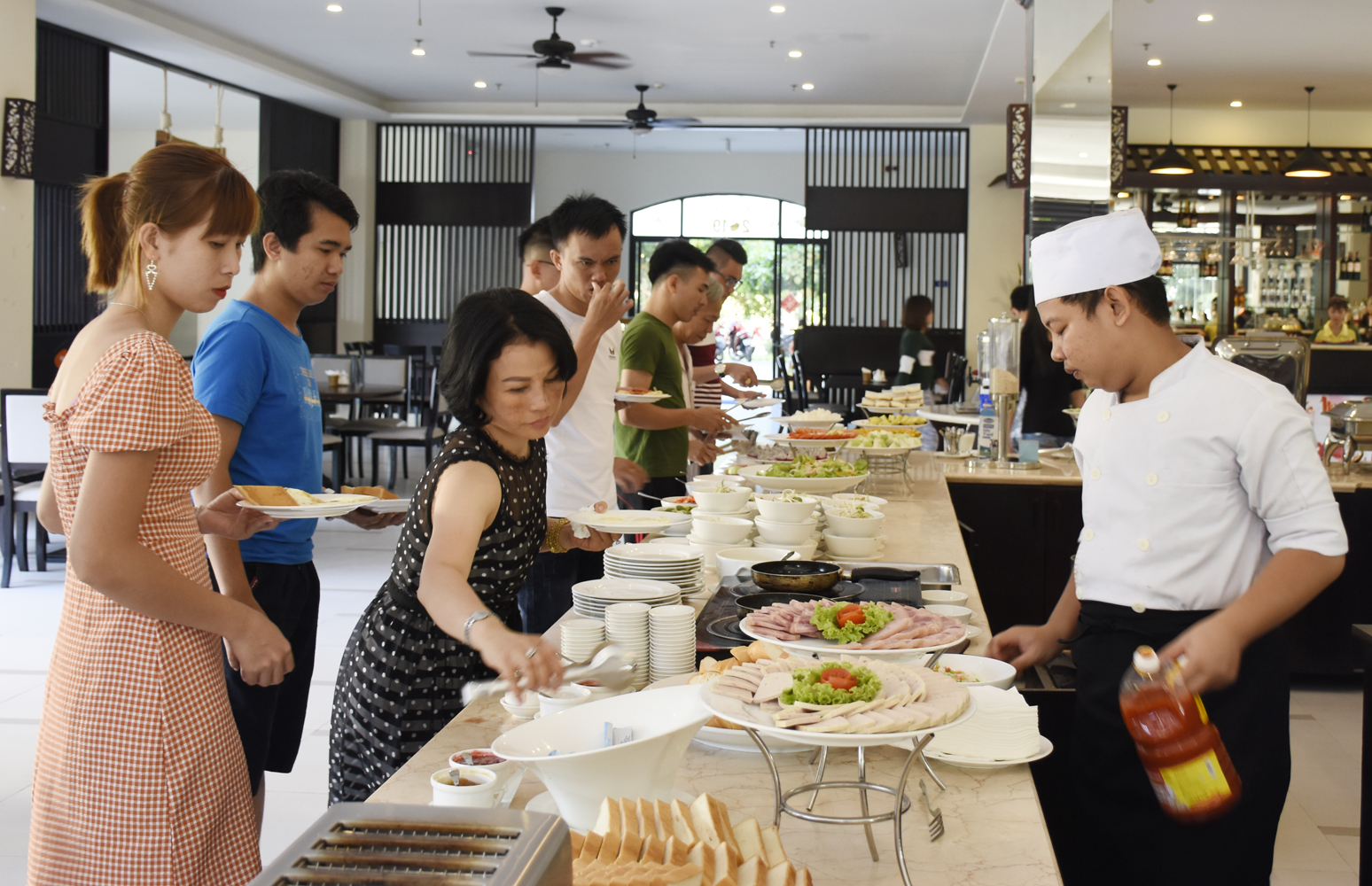 Du khách ăn sáng buffet tại Côn Đảo Resort.