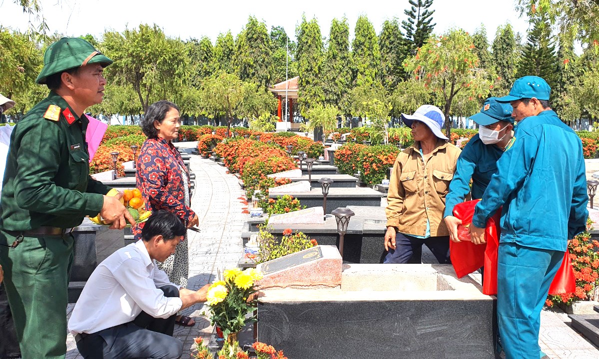 LLVT tỉnh quy tập hài cốt liệt sĩ Nguyễn Kim Huệ (SN 1925, hy sinh năm 1949) về Nghĩa trang Liệt sĩ liên huyện Long Điền - Đất Đỏ để tổ chức an táng.