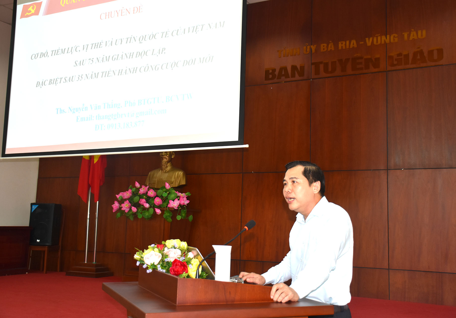 Ông Nguyễn Văn Thắng, Phó Trưởng Ban Tuyên giáo Tỉnh ủy phát biểu định hướng công tác tuyên truyền trong tháng 4/2021 cho các đại biểu.