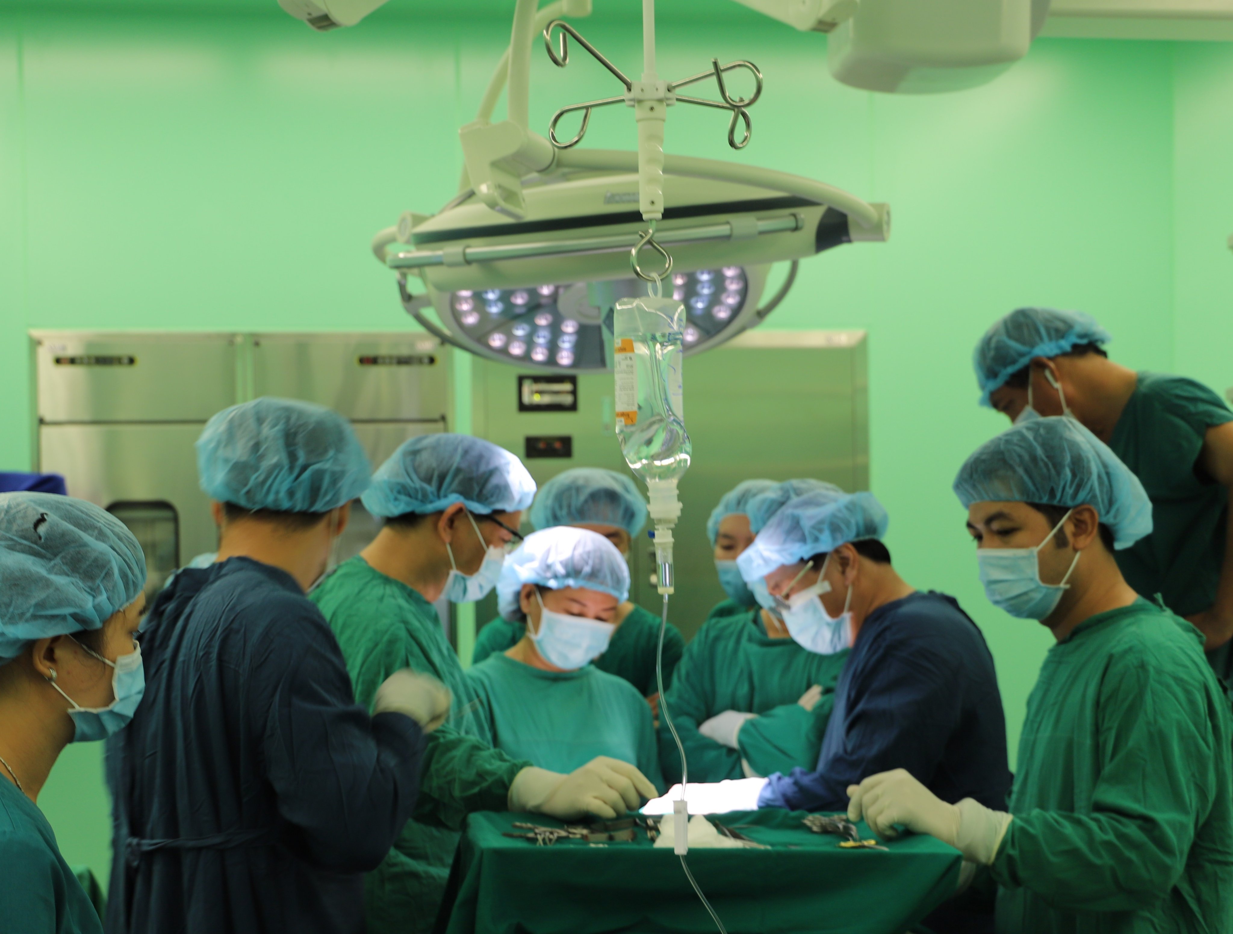 Các bác sĩ thực hiện ca phẫu thuật điều trị ung thư thanh quản tại BV Bà Rịa.