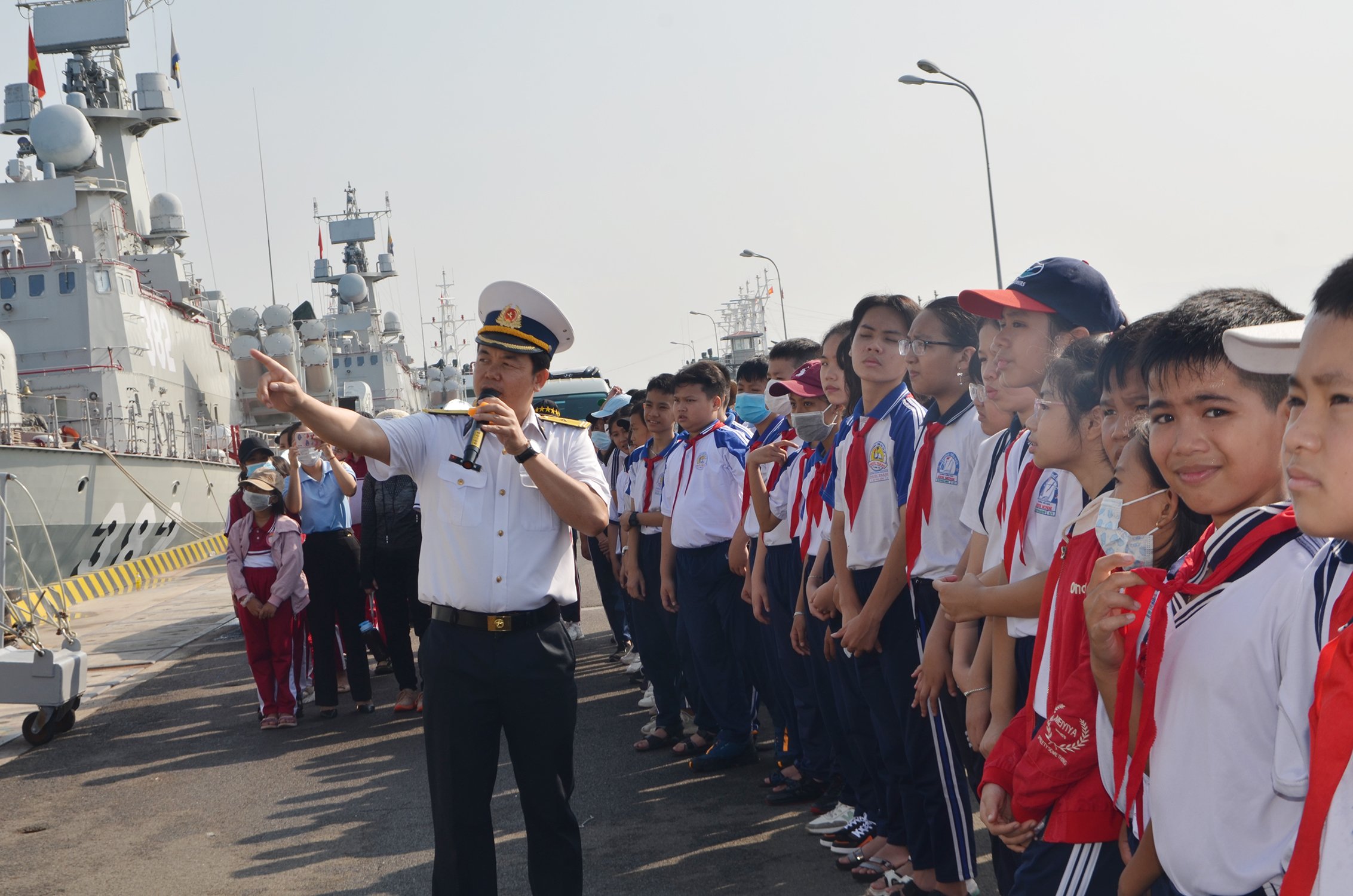 Thiếu tá Phạm Ngọc Hưng, Chính trị viên tàu HQ 378 giới thiệu với các em HS về nhiệm vụ của Lữ đoàn 167 Vùng 2 Hải quân.