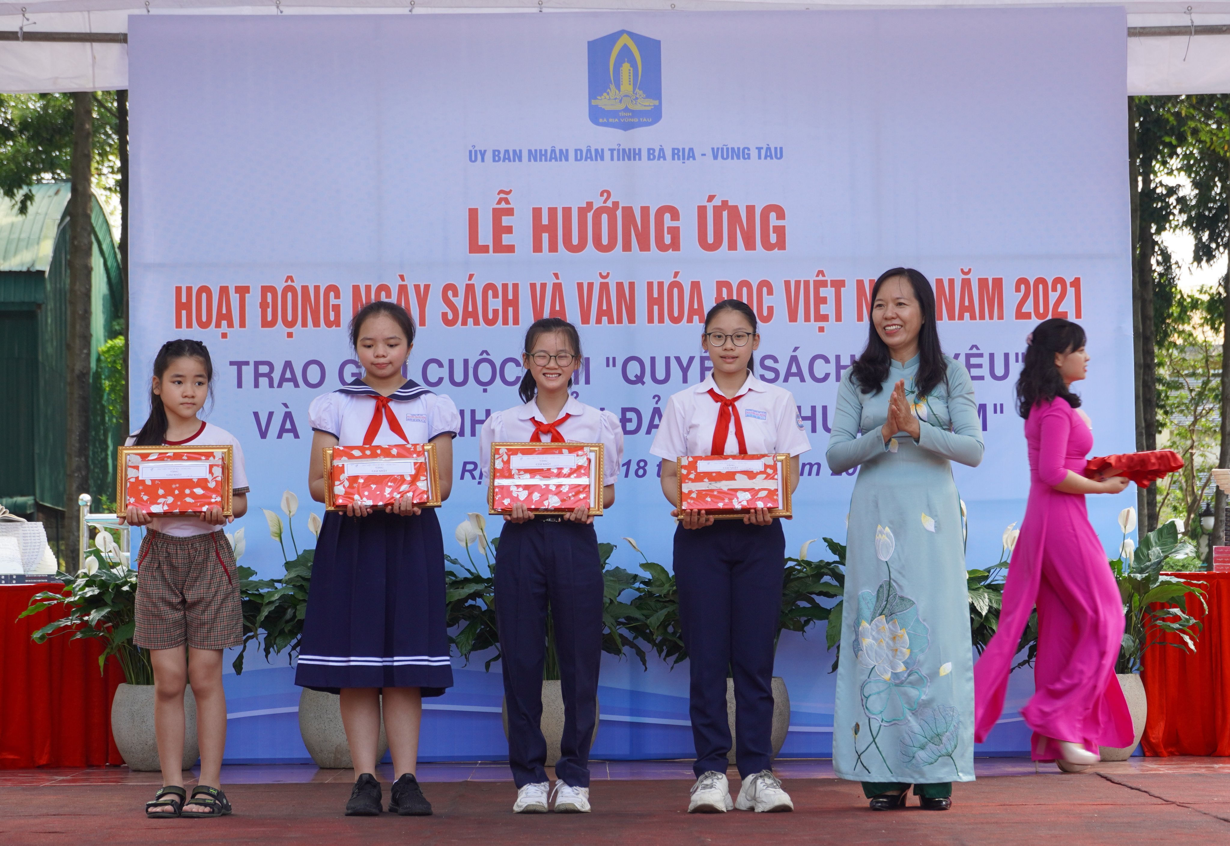 Bà Nguyễn Thị Ánh Hồng, Phó Giám đốc Sở VH-TT trao giải Nhất cuộc thi vẽ tranh theo sách chủ đề “Biển đảo Quê hương em”.