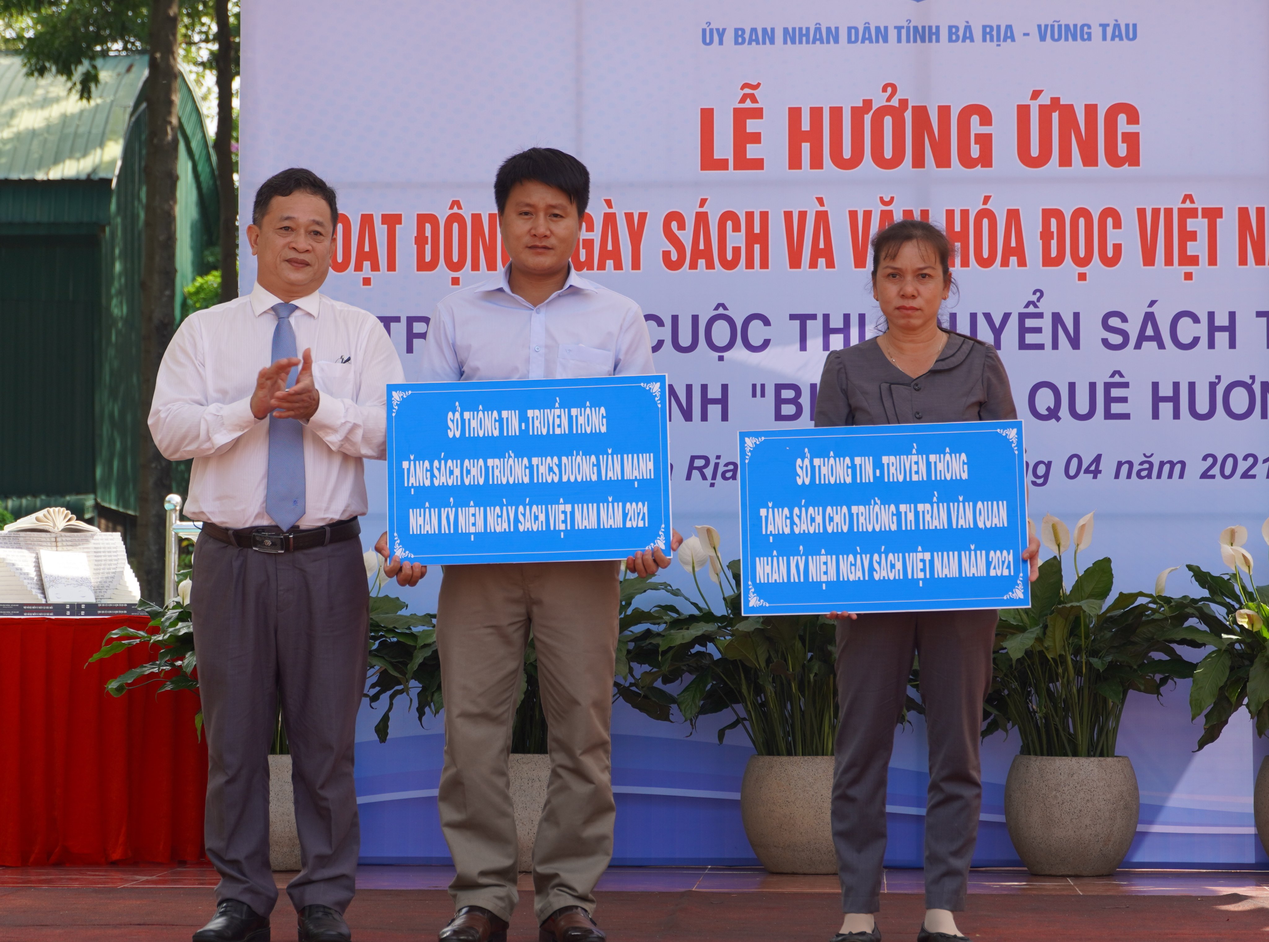 Ông Lê Văn Lâm, Giám đốc Sở TT-TT tặng 100 đầu sách cho Trường TH Trần Văn Quan và Trường THCS Dương Văn Mạnh (TP.Bà Rịa).