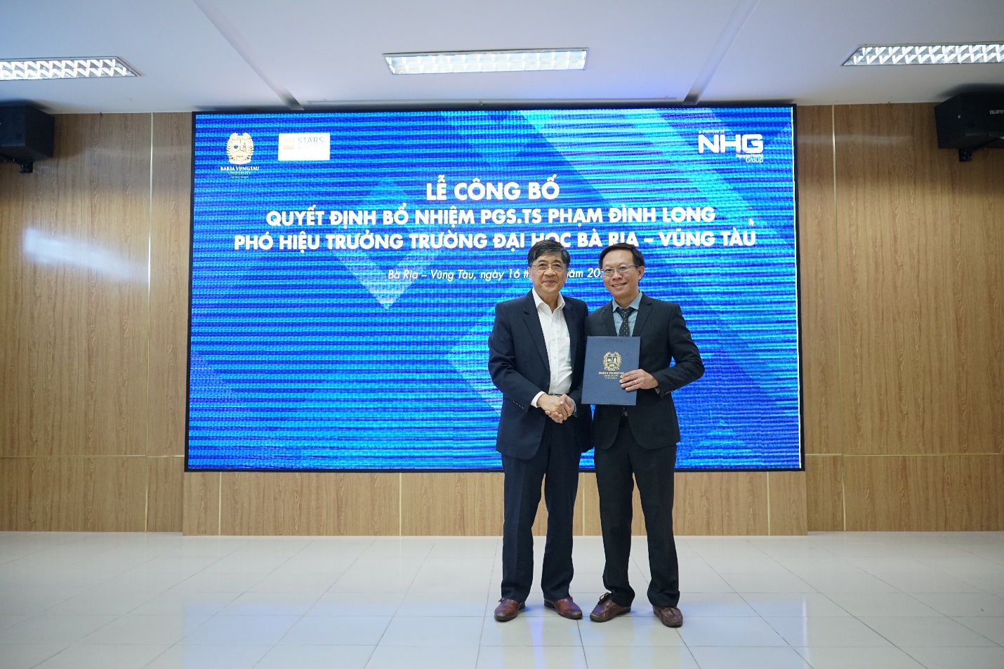 GS.TS Nguyễn Lộc - Hiệu trưởng BVU (bên trái) trao Quyết định bổ nhiệm Phó Hiệu trưởng BVU cho PGS.TS Phạm Đình Long.