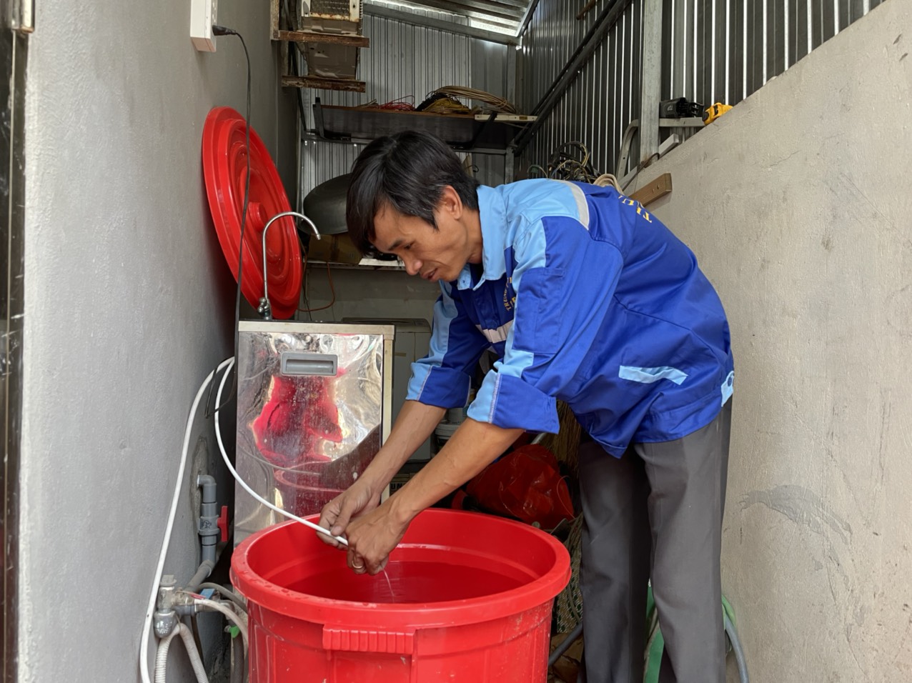 Anh Nguyễn Thế Nghiệp (khu dân cư số 7, huyện Côn Đảo) phải căn giờ để mở nước tích trữ sử dụng để sử dụng trong ngày.