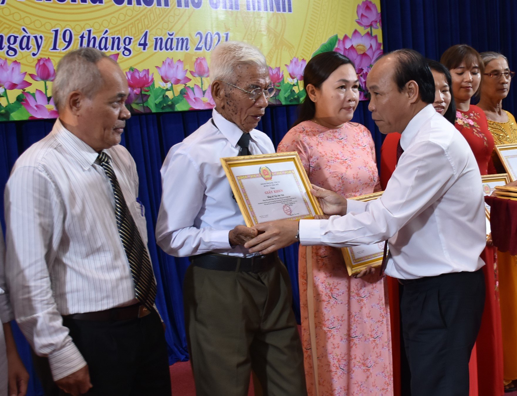 Ông Nguyễn Văn Việt, Bí thư Huyện ủy Châu Đức trao giấy khen cho các tập thể.