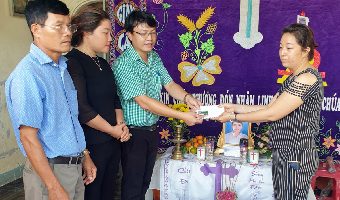 Đại diện nhóm Nông nghiệp Xanh - Sạch tỉnh BR-VT trao tiền cho đại diệm gia đình 5 trẻ mồ côi.
