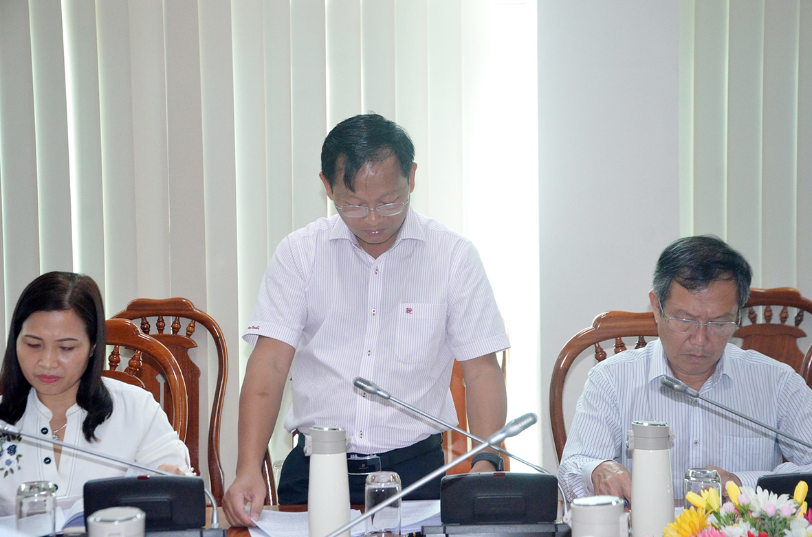 BQLKCN: Đại diện Ban Quản lý các KCN tỉnh báo cáo tại cuộc họp.