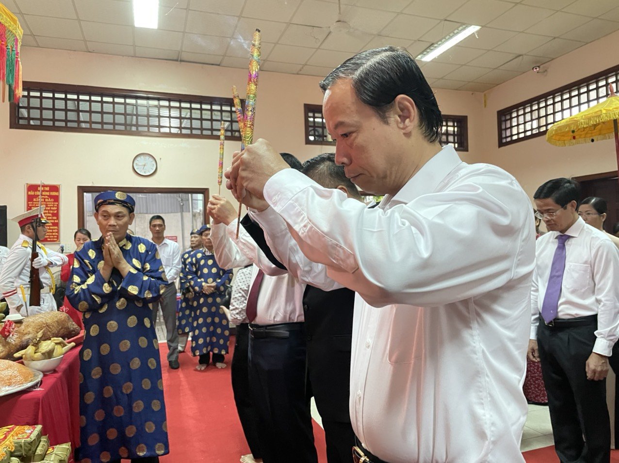 Ông Nguyễn Văn Thọ, Phó Bí thư Tỉnh ủy, Chủ tịch UBND tỉnh tỉnh dâng hương tưởng nhớ công ơn các Vua Hùng. 