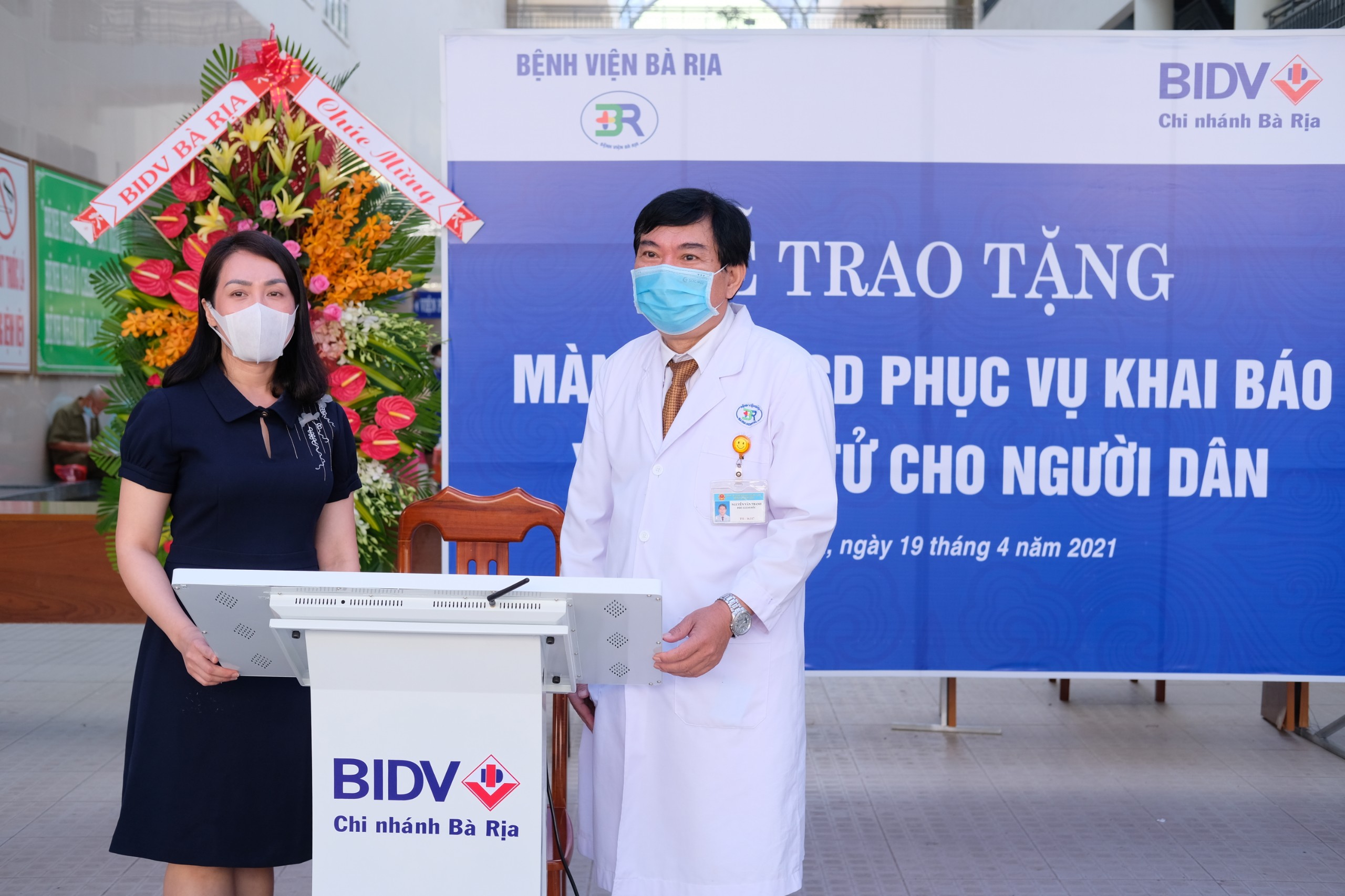 Bà Nguyễn Thanh Thủy trao tặng màn hình LCD cho  đại diện bệnh viện Bà Rịa.