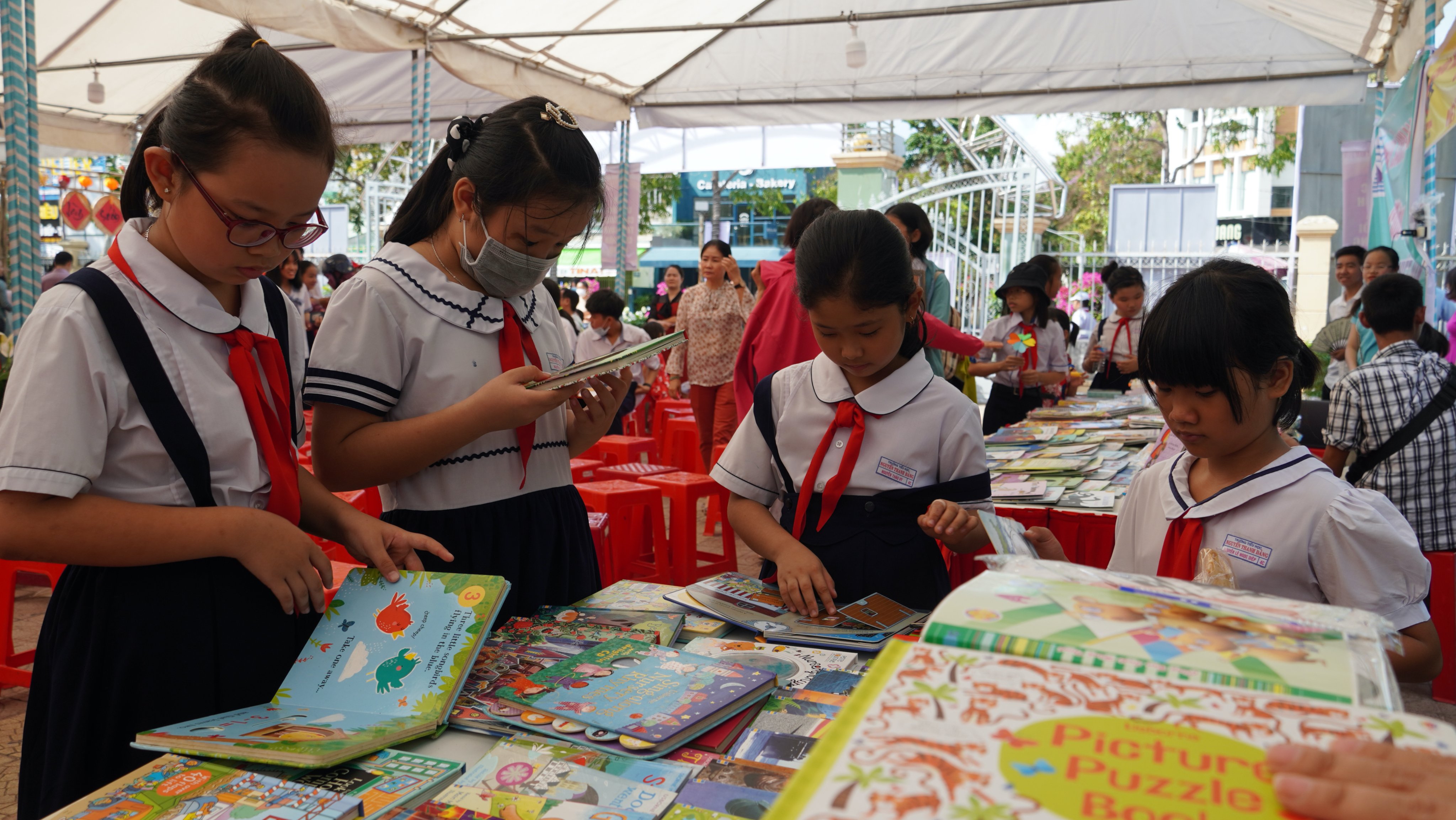 HS tham quan các gian hàng sách tại Ngày sách và văn hóa đọc Việt Nam tỉnh BR-VT lần thứ VIII tại công viên Lê Thành Duy (TP.Bà Rịa) trong 2 ngày (17 và 18/4). 