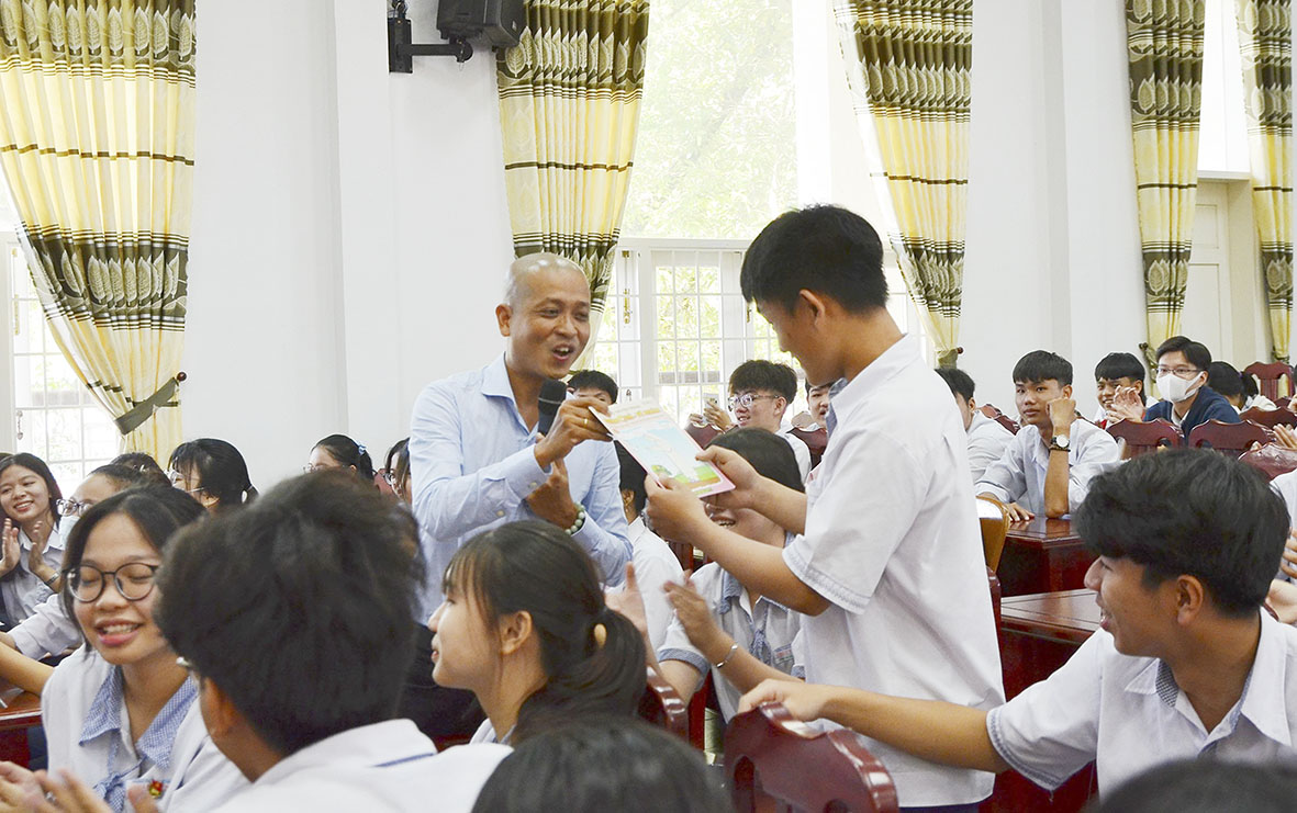 Giảng viên Nguyễn Hoàng Sơn, chuyên gia maketing, Giám đốc Công ty CP Việc làm SVT tư vấn cho các em HS đặt và cố gắng hoàn thành các mục tiêu của bản thân. 