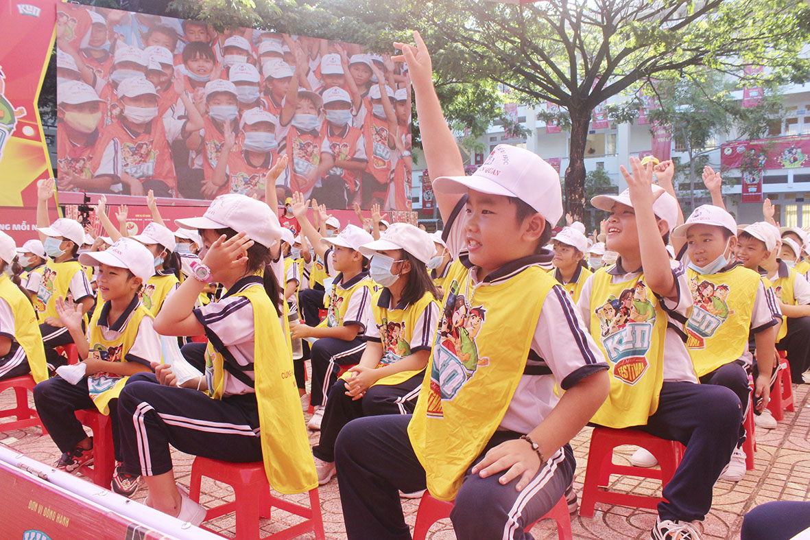 Các em HS hào hứng tham gia chương trình.