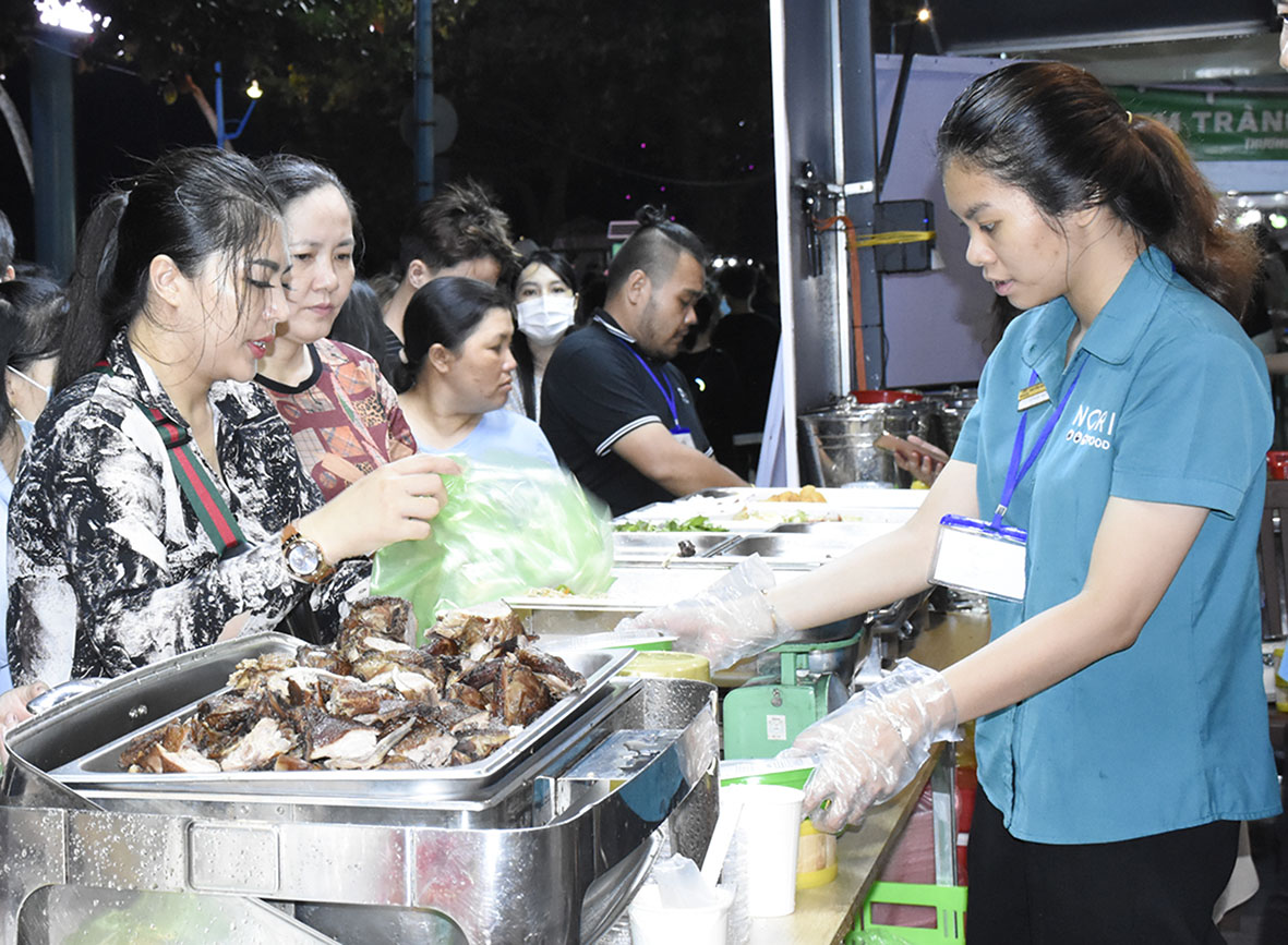 Người dân thưởng thức món ăn tại một gian hàng ở Vung Tau Taste Week 2021.