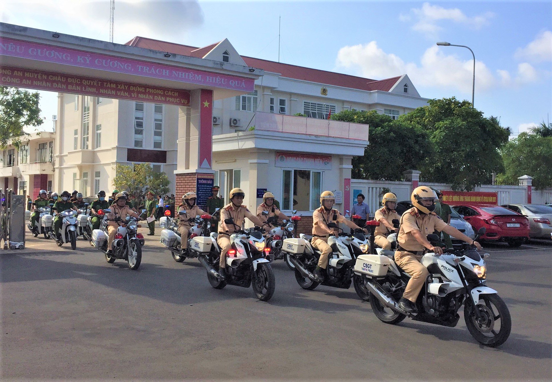 Lực lượng Công an huyện Châu Đức diễu hành, ra quân tấn công trấn áp tội phạm.