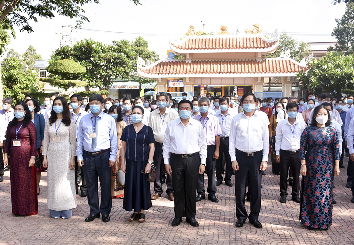 Lãnh đạo Trung ương, lãnh đạo tỉnh và các đoàn tham dự Hội thi Giảng viên dạy giỏi các trường chính trị tỉnh, thành phố trực thuộc Trung ương, trường cán bộ của bộ, ngành, đoàn thể trung ương lần thứ VII khu vực phía Nam viếng Đền thờ nữ Anh hùng Võ Thị Sáu.