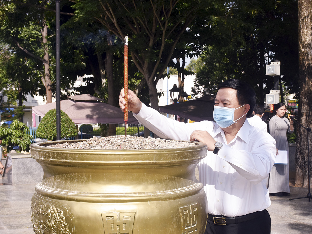 Ông Nguyễn Xuân Thắng, Ủy viên Bộ Chính trị, Giám đốc Học viện Chính trị Quốc gia Hồ Chí Minh dâng hương tại Tượng đài nữ Anh hùng Võ Thị Sáu.