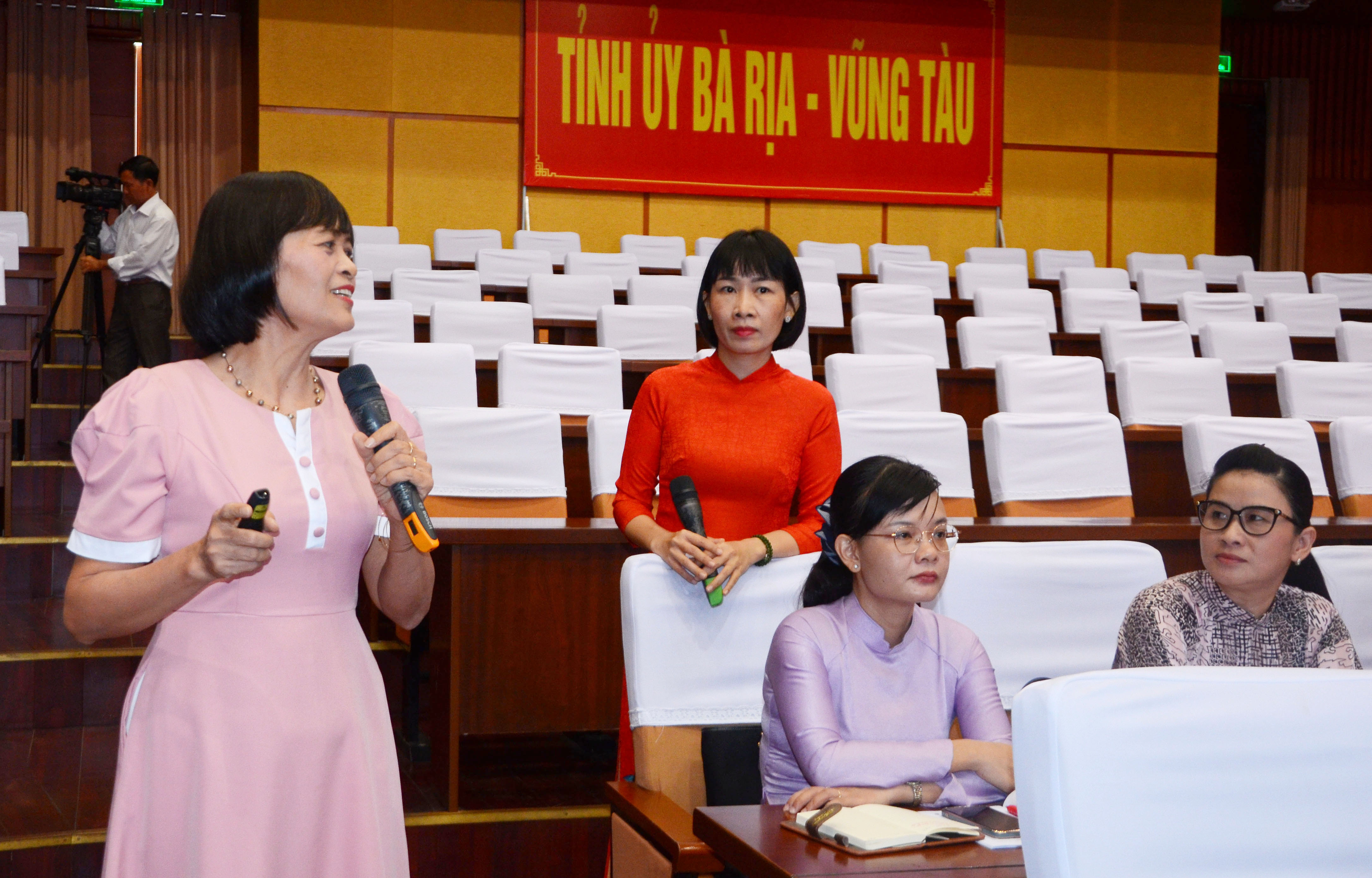 Thạc sĩ Trần Thị Hồng Vân, nguyên Phó Giám đốc Phân viện Học viện Phụ nữ Việt Nam (trái) chia sẻ với các đại biểu về sự cần thiết tăng tỉ lệ nữ ĐBQH và HĐND.