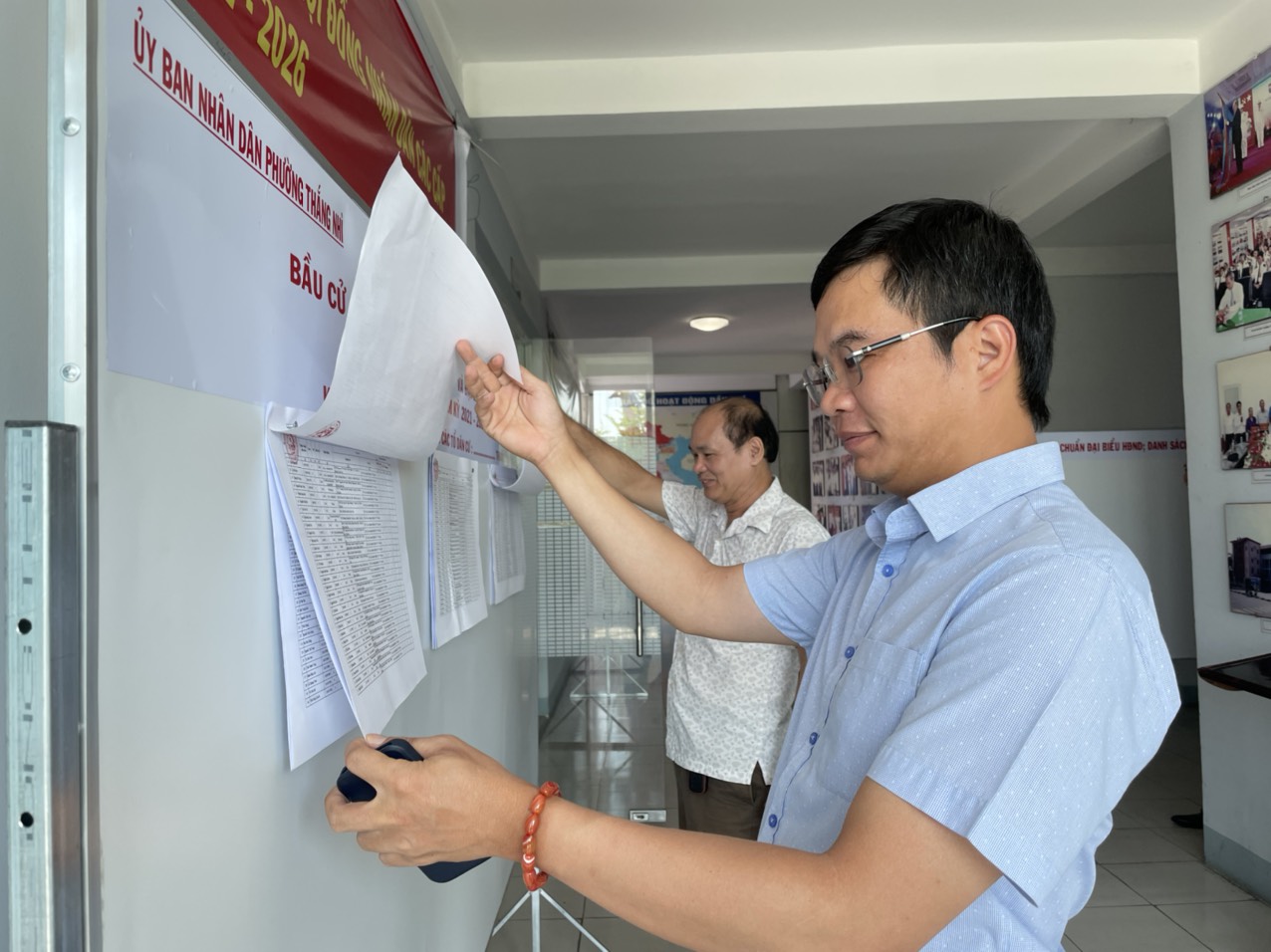 Cử tri kiểm tra danh sách niêm yết ở điểm bỏ phiếu Cảng Dầu khí Vũng Tàu tại Xí nghiệp Vận tải biển và  Công tác lặn thuộc khu vực bỏ phiếu số 15.