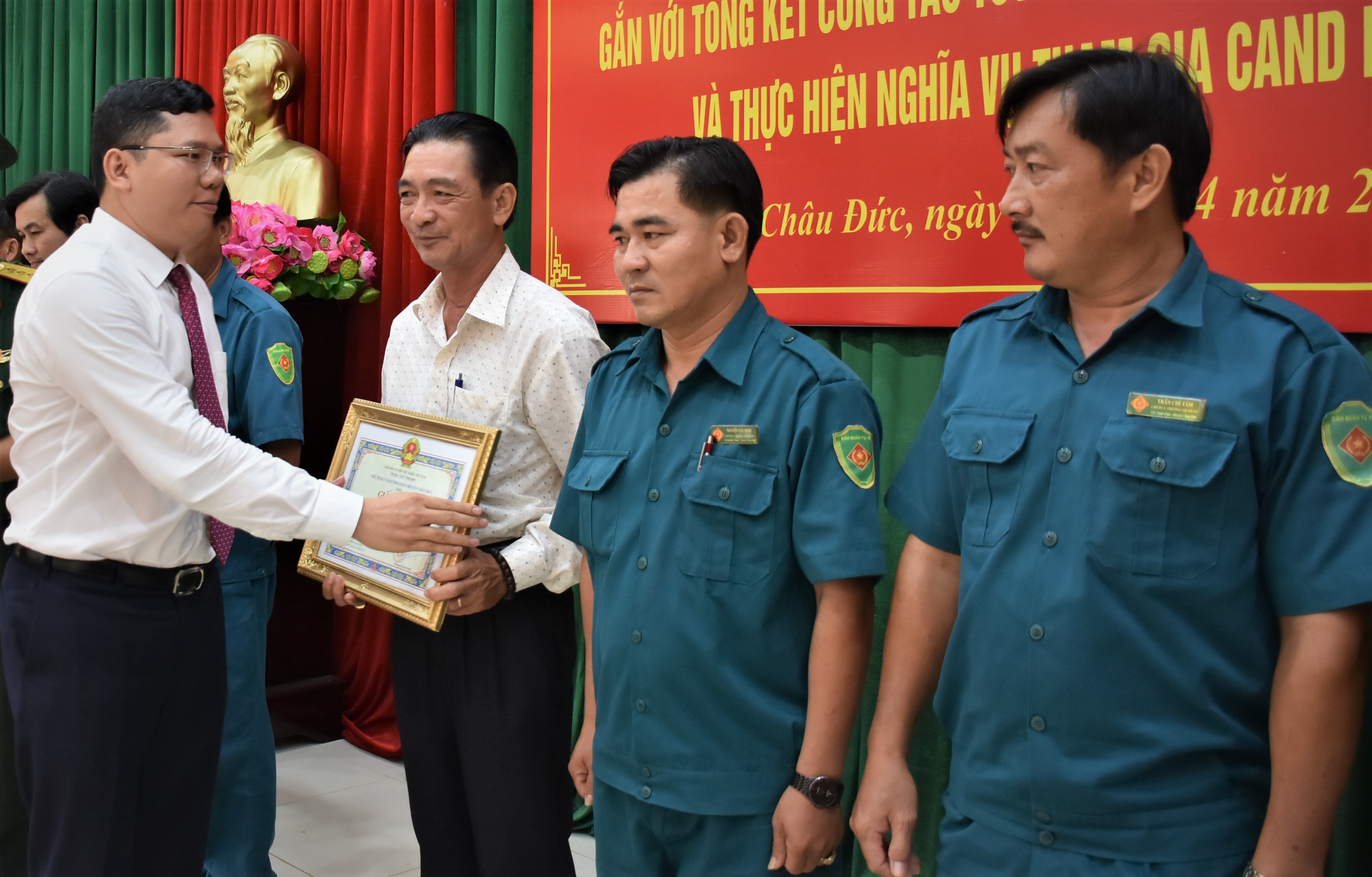 Ông Hoàng Nguyên Dinh, Chủ tịch UBND huyện Châu Đức trao giấy khen cho các tập thể đạt thành tích trong công tác tuyển quân.