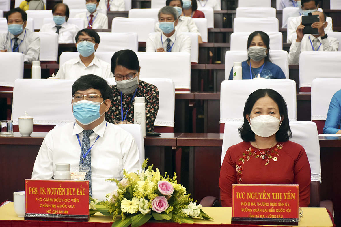 Ông Nguyễn Duy Bắc, Phó Giám đốc Học viện Chính trị Quốc gia Hồ Chí Minh; bà Nguyễn Thị Yến, Phó Bí thư Thường trực Tỉnh ủy, Trưởng Đoàn ĐBQH tỉnh tham dự lễ khai mạc.