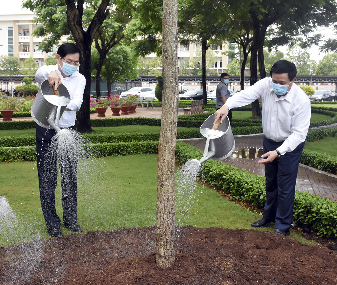 Lãnh đạo Trung ương, lãnh đạo tỉnh trồng cây lưu niệm tại khuôn viên Trường Chính trị tỉnh.