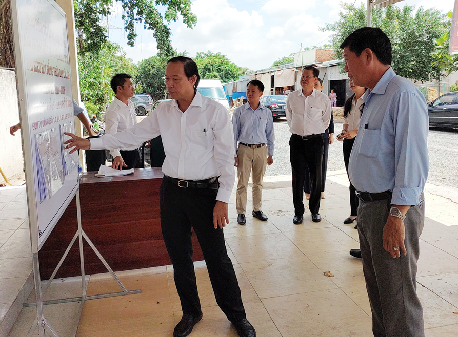 Ông Nguyễn Văn Thọ, Chủ tịch UBND tỉnh, Chủ tịch UBBC tỉnh kiểm tra công tác chuẩn bị bầu cử tại khu vực bỏ phiếu số 12 khu phố Mỹ Thạnh, phường Mỹ Xuân.