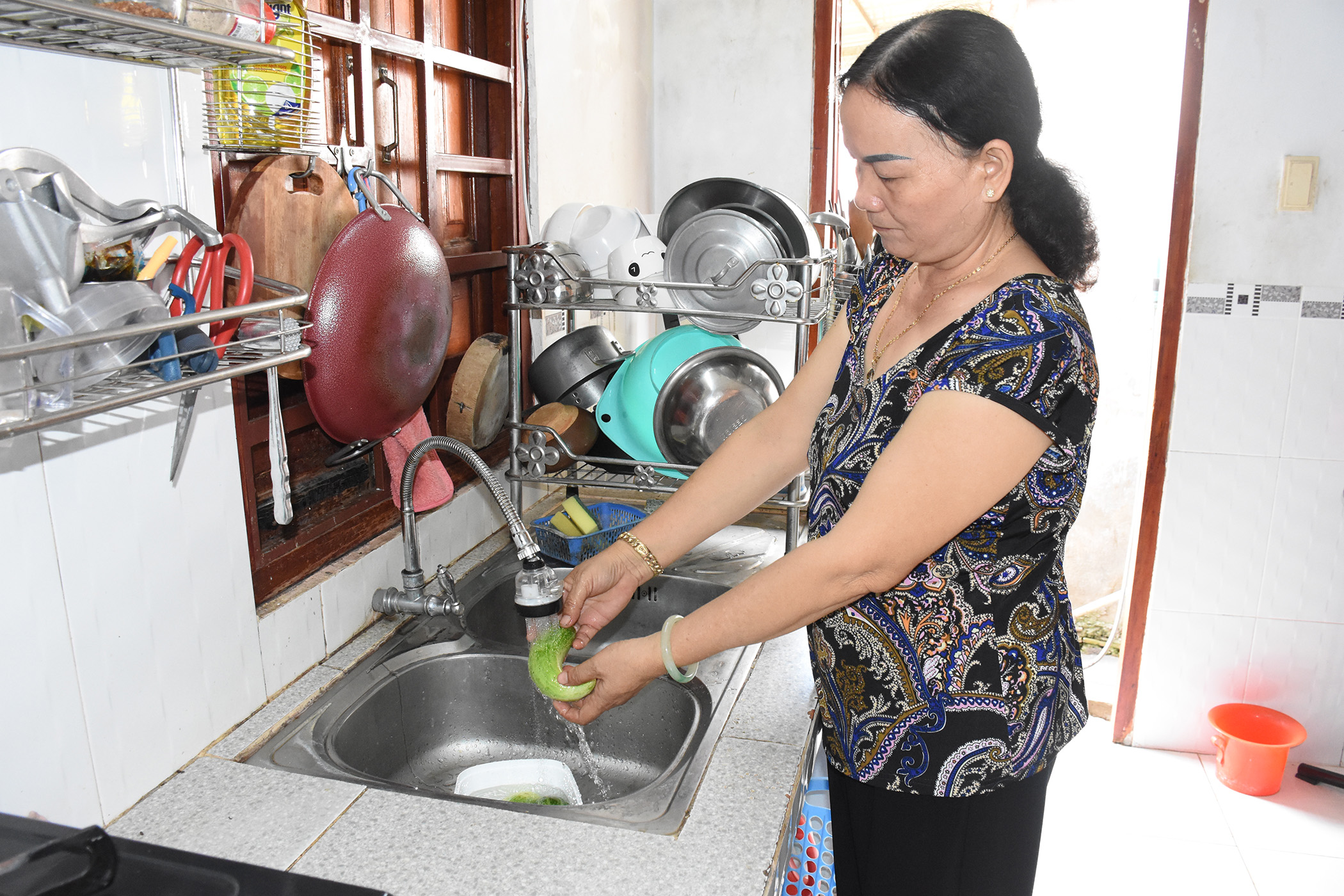 Bà Mai Thị Hồng Điệp (ấp Tân Hiệp, xã Long Tân, huyện Đất Đỏ) dùng nước sạch để phục vụ  cuộc sống gia đình.