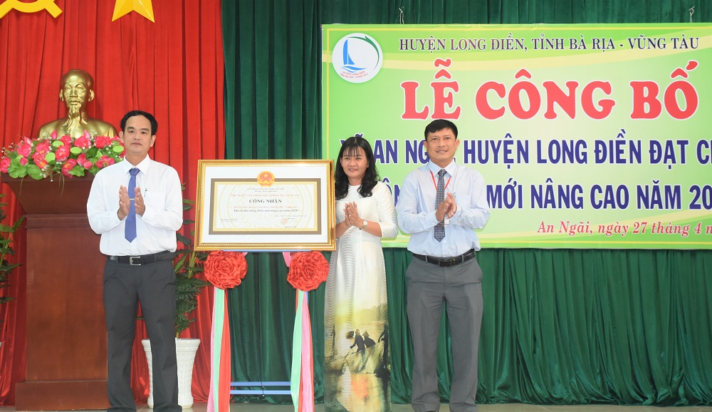 Ông Đỗ Minh Tuấn, Phó giám đốc Sở NN-PTNT trao quyết định công nhận xã An Ngãi đạt chuẩn NTM nâng cao năm 2020.