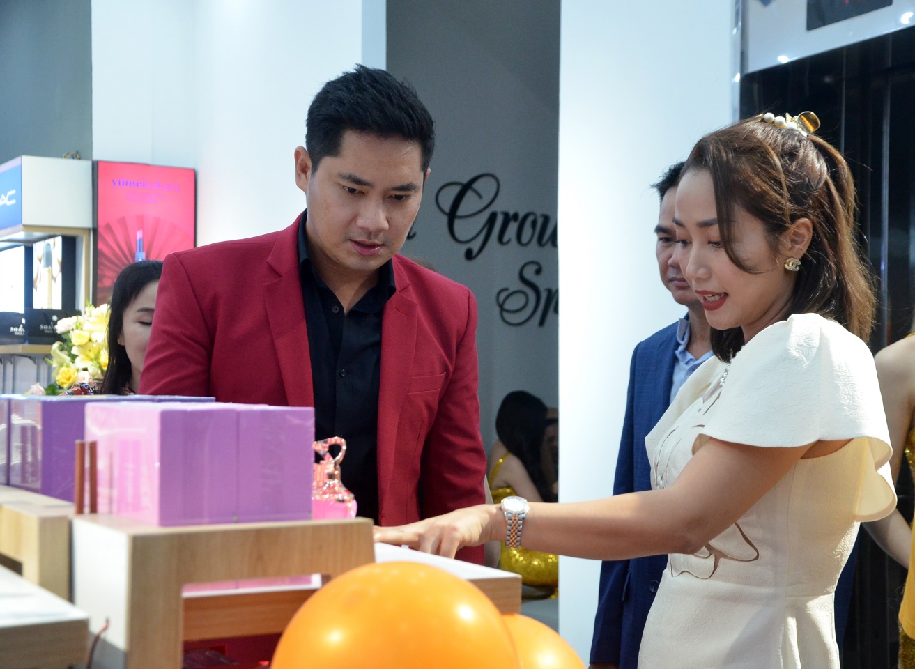 Diễn viên Minh Luân, MC Ốc Thanh Vân tham quan, mua sắm tại showroom trong ngày khai trương.