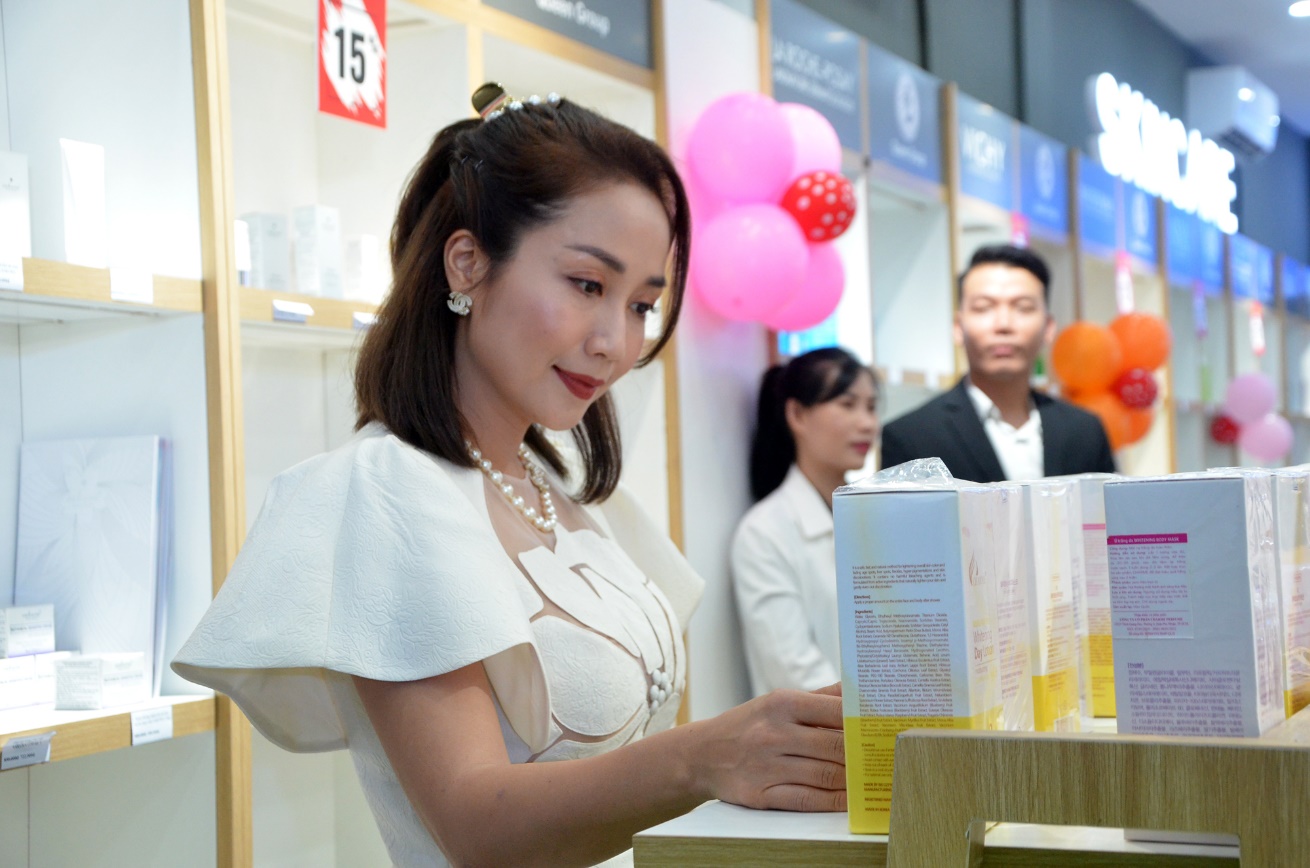 Diễn viên, MC Ốc Thanh Vân tham quan, mua sắm tại showroom trong ngày khai trương.