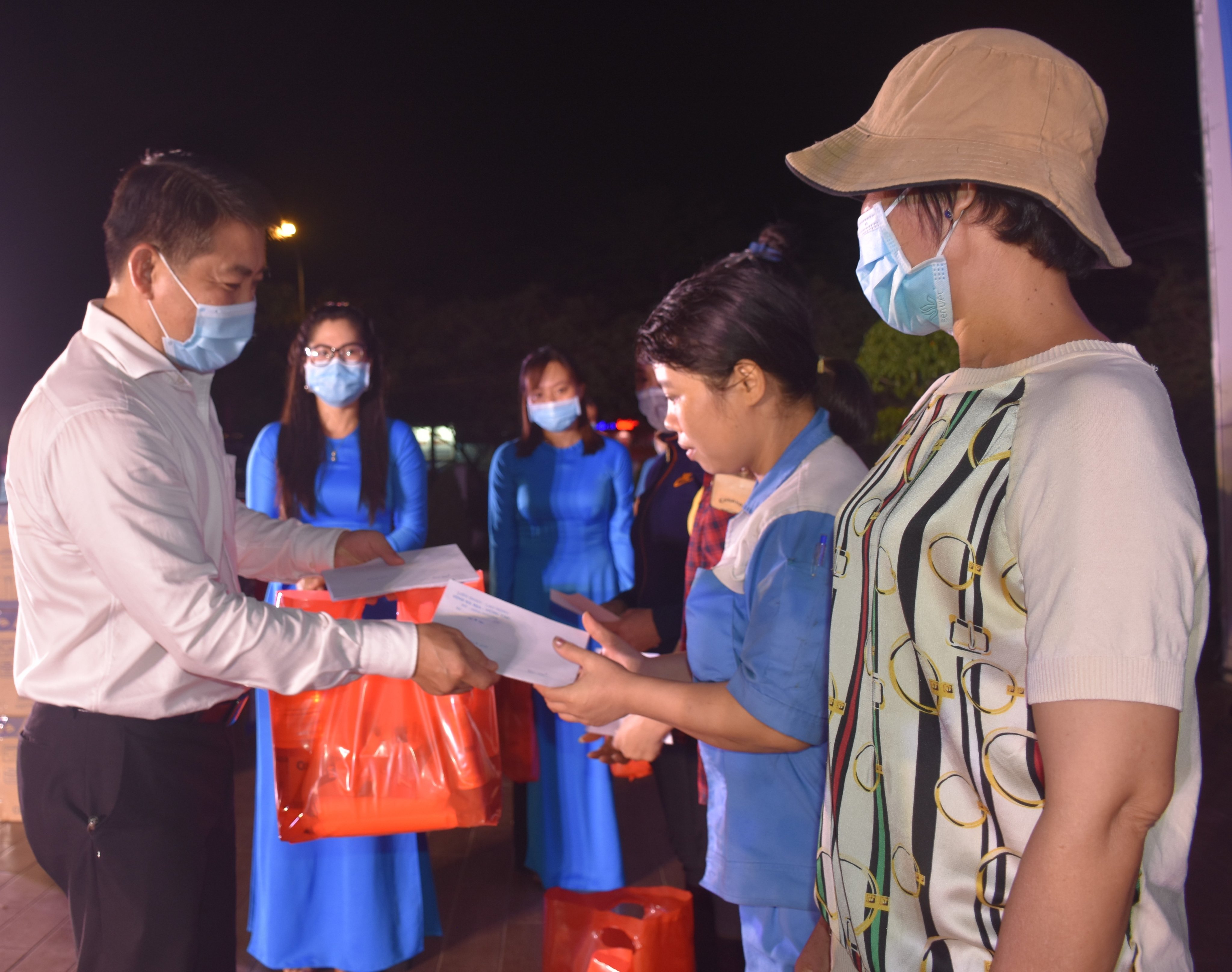 Ông Huỳnh Sơn Tuấn, Chủ tịch LĐLĐ tỉnh trao quà cho người lao động có hoàn cảnh khó khăn. 