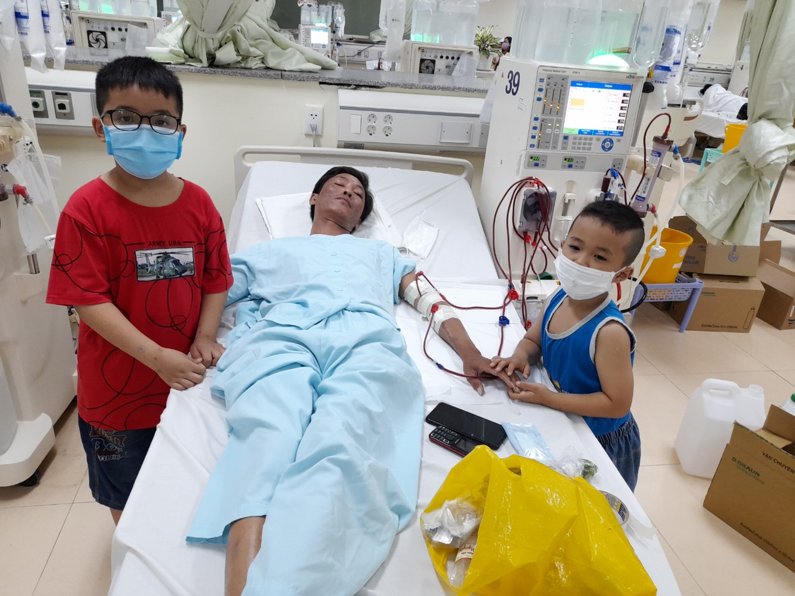 Anh Lê Sỹ Hùng đang nằm chạy thận ở Bệnh viện Bà Rịa.