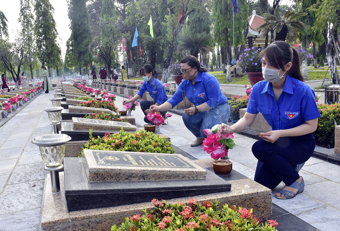 ĐVTN thắp hương tại các phần mộ liệt sĩ.