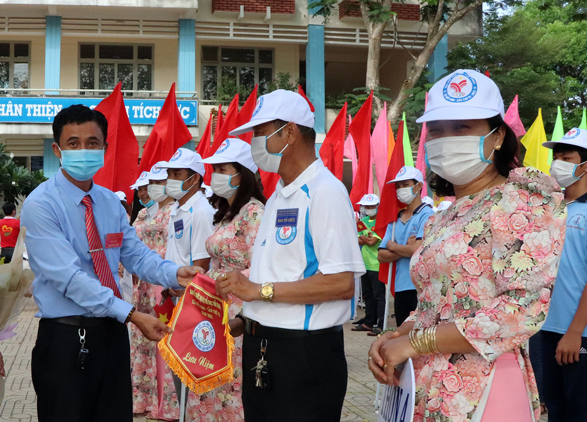 Ông Cao Tấn Đông, Trưởng Phòng Văn hóa – Thông tin huyện Châu Đức tặng Cờ lưu niệm cho các đội.