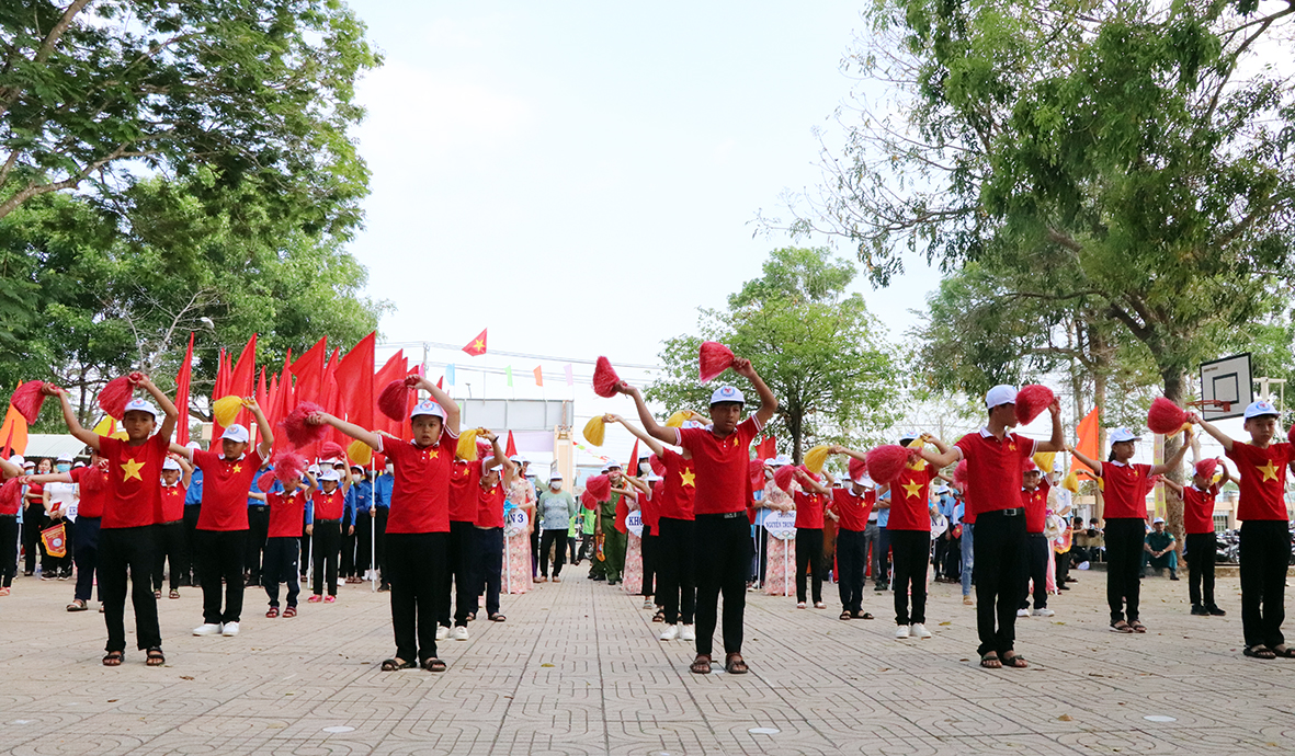 Học sinh Trường TH Trần Phú đồng diễn tiết tại Lễ khai mạc Đại hội.