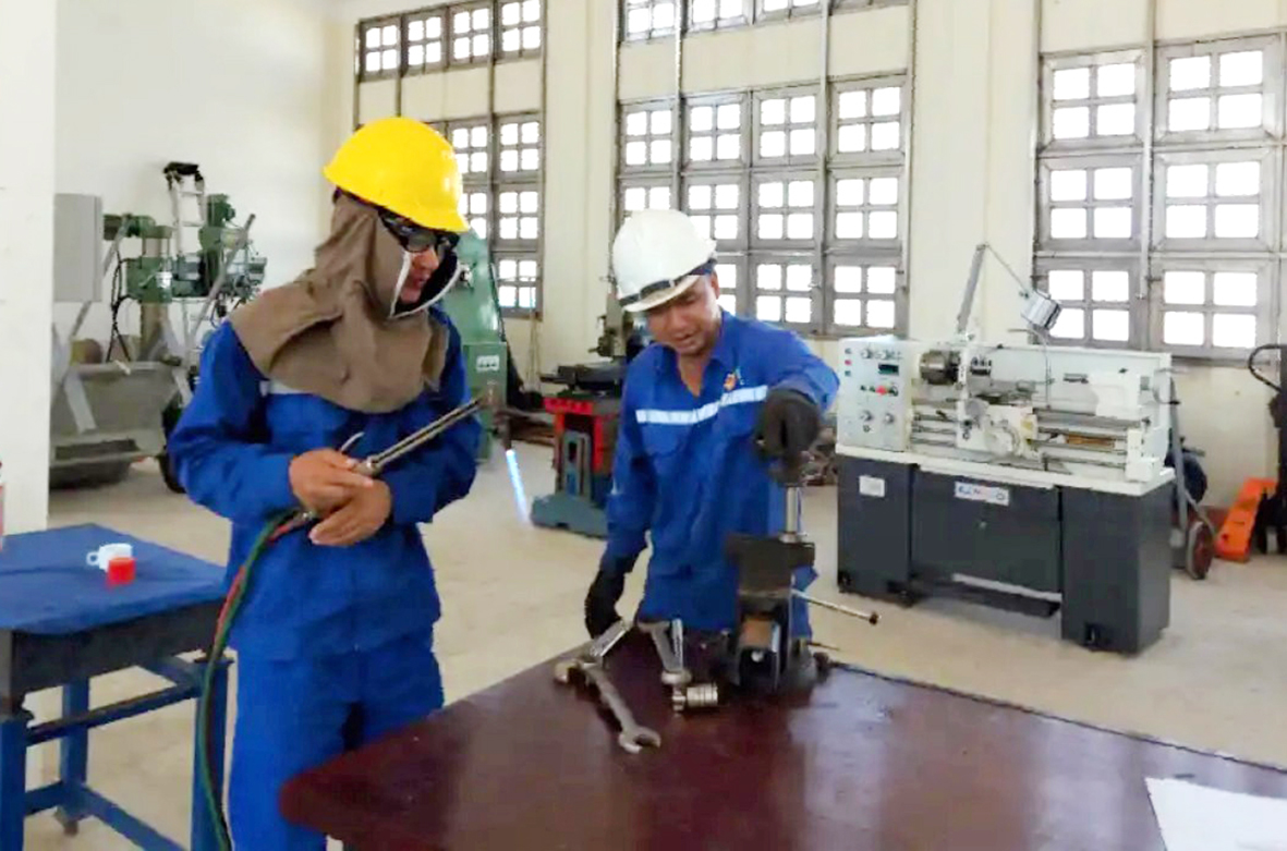 Cán bộ, nhân viên Trung tâm dịch vụ HC-KT đảo Trường Sa sửa chữa bơm làm mát máy chính của tàu cá PY 96301 TS.