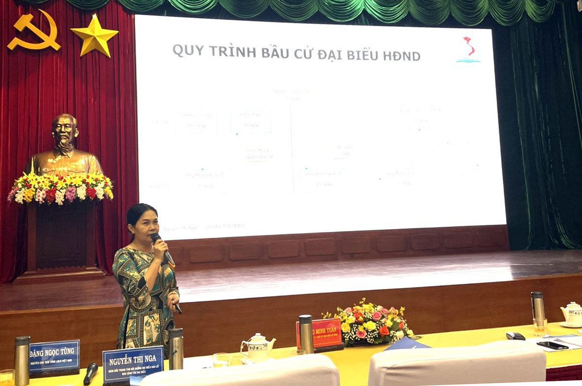 Bà Nguyễn Thị Nga, Giám đốc Trung tâm Bồi dưỡng đại biểu dân cử - Ban Công tác đại biểu trình bày chuyên đề “Kỹ năng cần thiết cho ứng cử viên”.