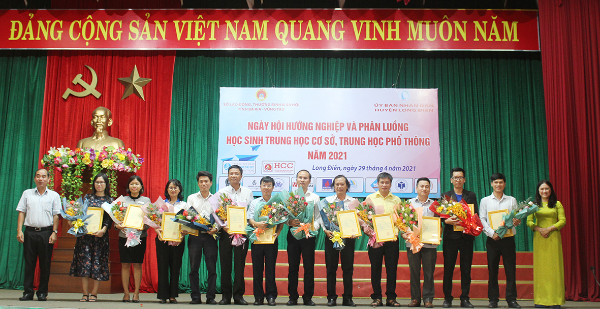 Lãnh đạo huyện Long Điền trao Thư cảm ơn các cơ sở giáo dục nghề nghiệp ủng hộ Quỹ Khuyến học học Long Điền. 