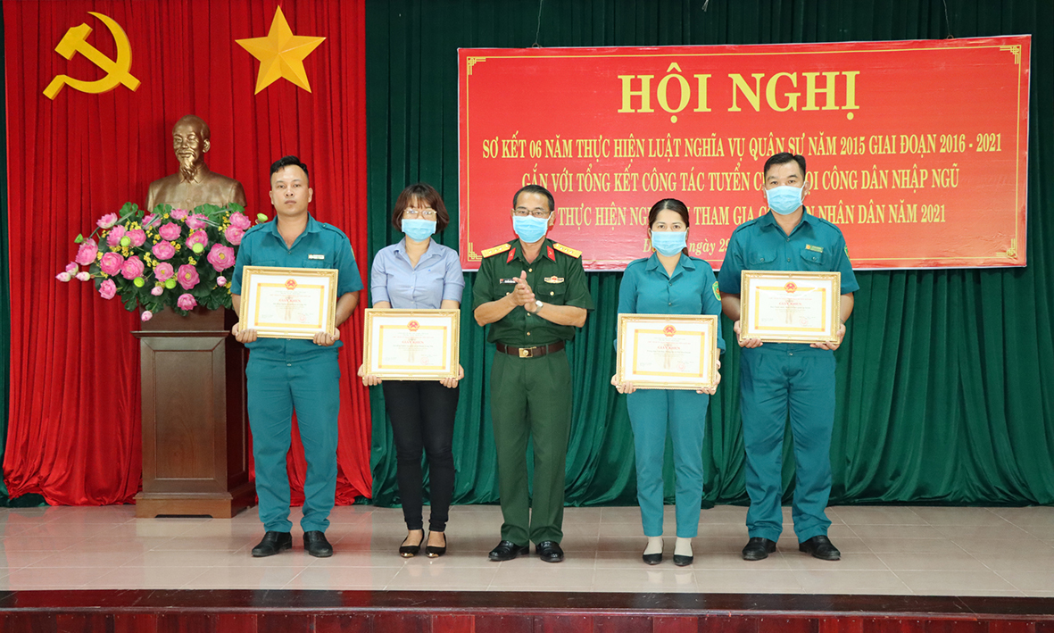 Thượng tá Nguyễn Đình Lên, Chỉ huy trưởng Ban Chỉ huy Quân sự huyện Đất Đỏ tặng giấy khen cho các tập thể có thành tích xuất sắc trong công tác tuyển chọn và gọi công dân nhập ngũ năm 2021.