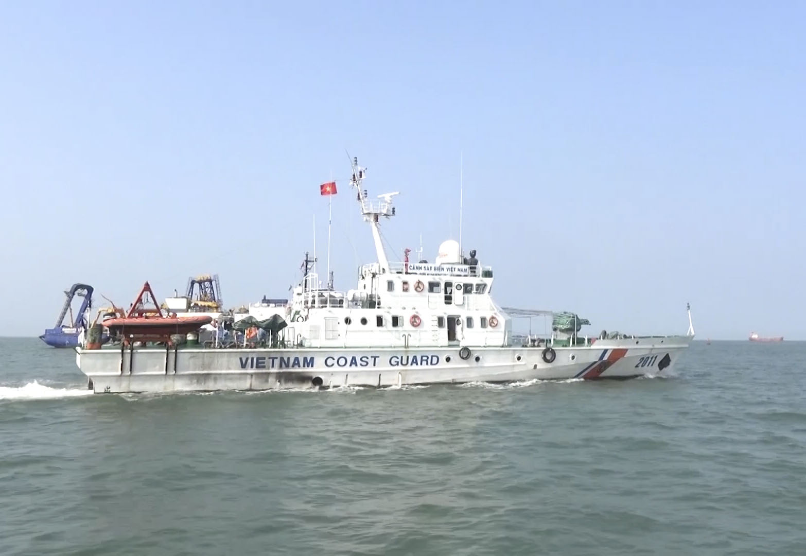 Tàu Cảnh sát biển 2011 lên đường thực hiện nhiệm vụ phát hiện, ngăn chặn hoạt động nhập cảnh trái phép vào Việt Nam. 