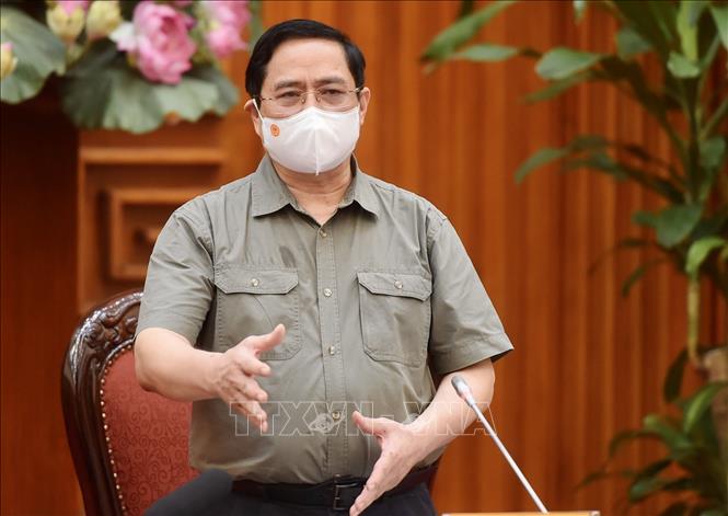 Thủ tướng Chính phủ Phạm Minh Chính chỉ đạo tiếp tục nâng cao hiệu quả công tác phòng, chống dịch COVID-19. Ảnh: TTXVN