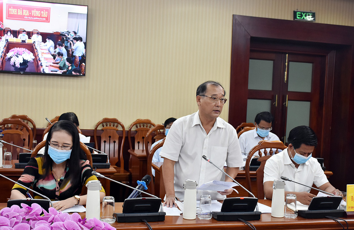 Ông Phạm Minh An, Giám đốc Sở Y tế báo cáo công tác phòng, chống dịch COVID 19 trên địa bàn tỉnh.