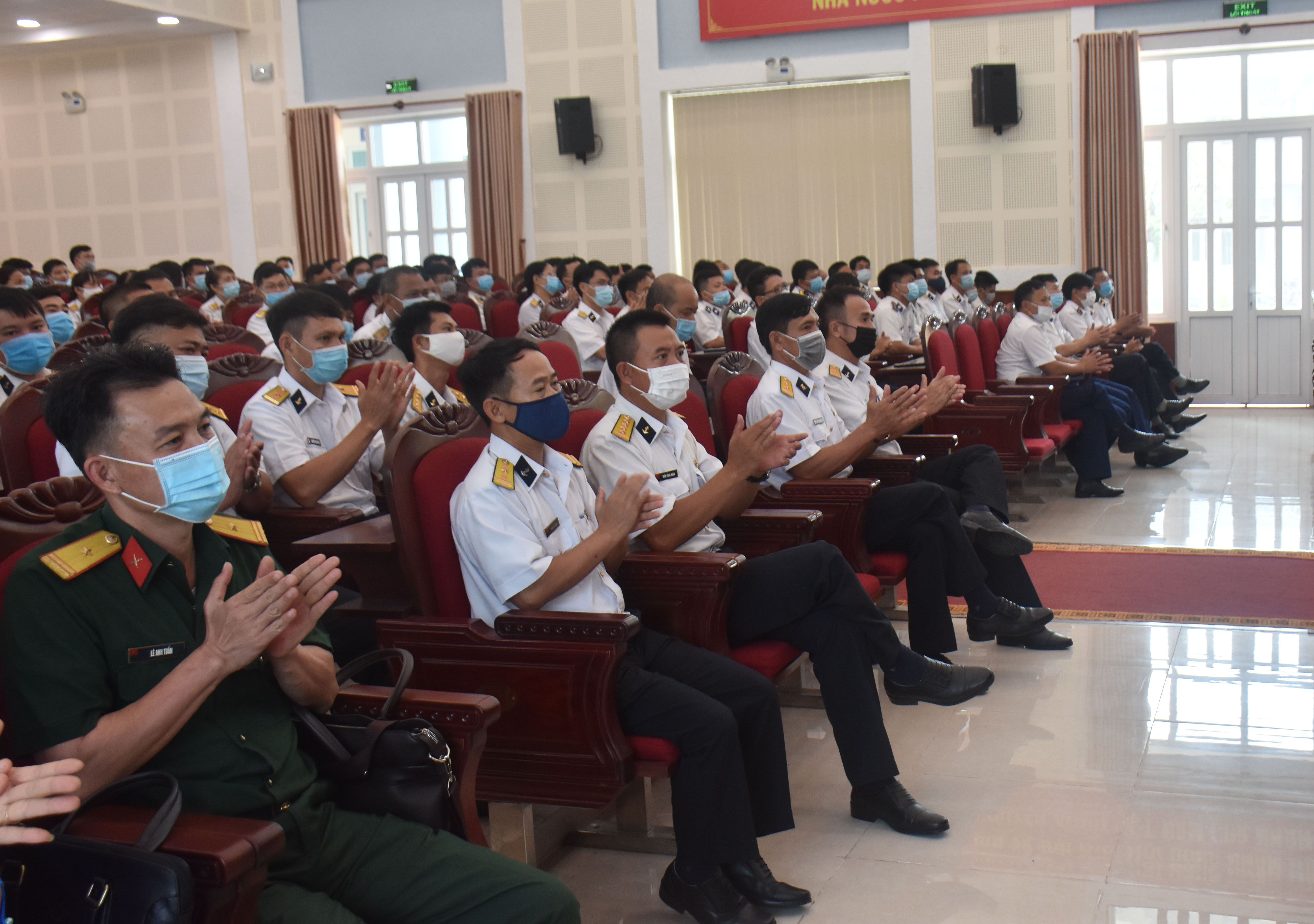 Các cử tri tham gia Hội nghị Tiếp xúc vận động bầu cử tại Lữ đoàn 171 Hải quân  (phường 11, TP. Vũng Tàu) tuân thủ quy định phòng, chống dịch COVID-19. 